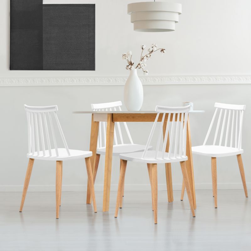 chaise blanche avec les pieds en bois