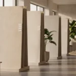 Showroom de carrelage moderne avec échantillons de grès cérame beige et gris